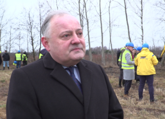 Do 2026 roku Grupa PGE schowa pod ziemię co najmniej 30 proc. linii średniego napięcia. Pomoże w tym specjalistyczna maszyna do układania kabli bez konieczności robienia wykopów