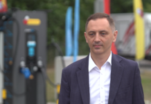 Biedronka w tym roku postawi na swoich parkingach 150 stacji ładowania elektryków. Do końca 2024 roku będzie ich 600 w całej Polsce